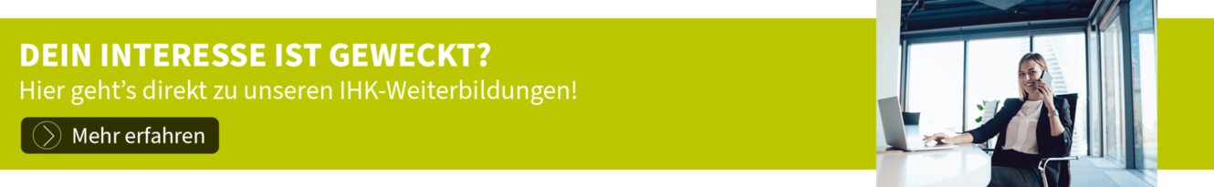 Werbebanner mit der Aufschrift: "Dein Interesse ist geweckt? Hier geht's zu unseren IHK-Weiterbildungen!" Eine Frau sitzt im Büro am Schreibtisch, arbeitet am Laptop und spricht am Telefon.