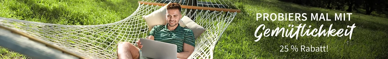 Ein Mann liegt entspannt in einer Hängematte auf einer grünen Wiese und arbeitet an einem Laptop. Der Text neben ihm lautet: "Probiers mal mit Gemütlichkeit - 25 % Rabatt!".