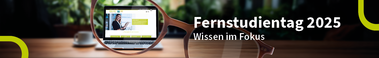 Banner für den Fernstudientag 2025: Im Vordergrund eine Brille, die auf einem Holztisch liegt, mit einem scharfen Blick auf einen Laptop-Bildschirm, der die Website des DeLSt zeigt. Text: 'Fernstudientag 2025 - Wissen im Fokus."