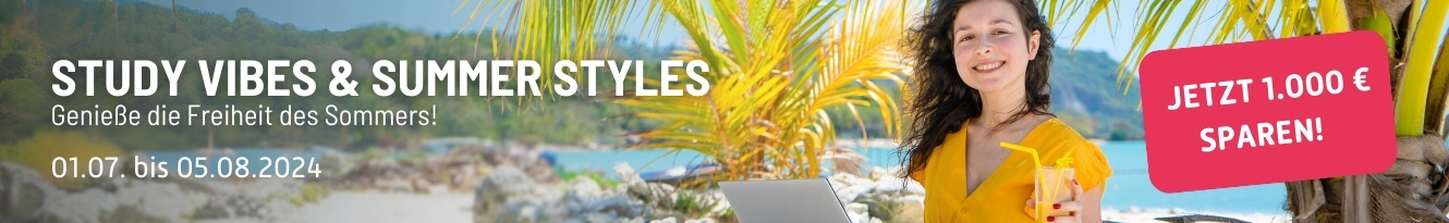 Lächelnde Frau mit Laptop und Getränk am Strand unter einer Palme. Text: 'STUDY VIBES & SUMMER STYLES - 01.07. bis 05.08.2024' und 'JETZT 1.000 € SPAREN!'