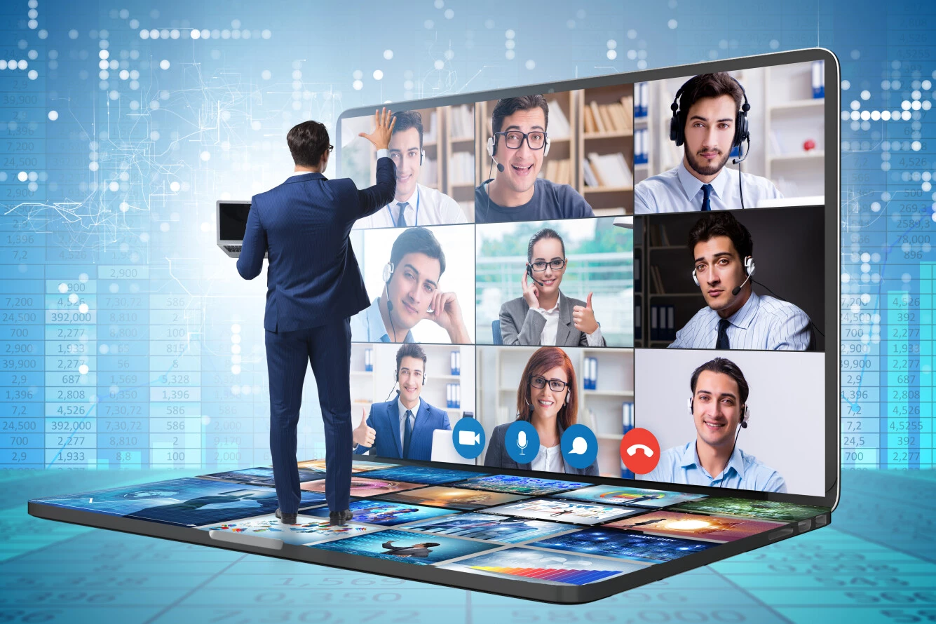 Future Skills - Mann er auf Laptop steht mit virutellem Meeting auf dem Bildschirm. Blauer Hintergrund.