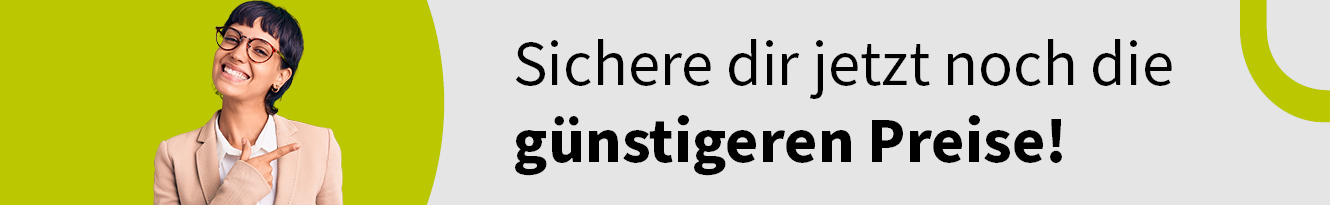 Eine fröhliche Frau mit kurzen schwarzen Haaren und Brille zeigt auf sich selbst. Daneben steht der Text: "Sichere dir jetzt noch die günstigeren Preise!" Der Hintergrund ist in Weiß und Grün gestaltet.